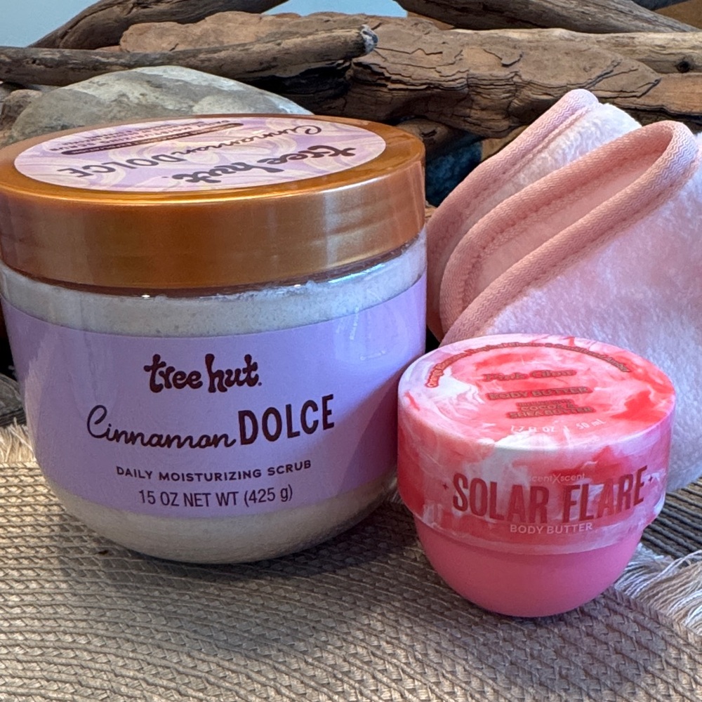 Tree Hut Cinnamon Dolce Scrub and Solar Flare Body Butter, Makeup Cloth Set